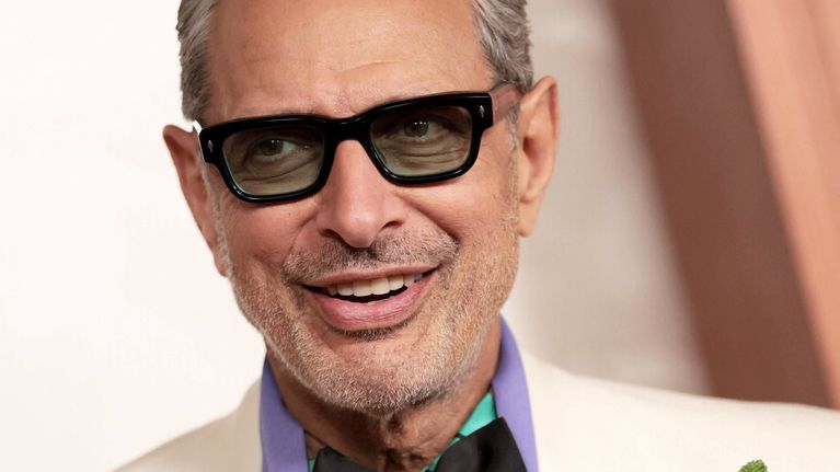 Jeff Goldblum pukeutuneena kukkapaitaan ja smokin rintapieltä koristavaan kukkakoristeeseen.