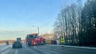Valtatie 19:lla tapahtui tieliikenneonnettomuus. Etelä-Pohjanmaan pelastuslaitos nostaa kuorma-autoa ojasta.