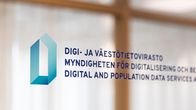 Digi- ja väestötietoviraston logo lasiovessa.