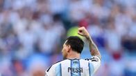 Jalkapalloilija selin kameraan Argentiinan maajoukkuepaidassa, paidassa teksti "Messi".