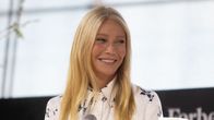 Näyttelijä, yrittäjä Gwyneth Paltrow valkoisessa asussa pressitilaisuudessa New Yorkissa 2024.