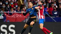 Atletico Madridin Stefan Savic yrittää pitää Unitedin Cristiano Ronaldon aisoissa avausosassa 23.2. 2022