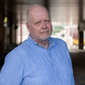 Olli-Pekka Sulasma, ulkomaan kirjeenvaihtaja. Yle -pasilan pihalla.
