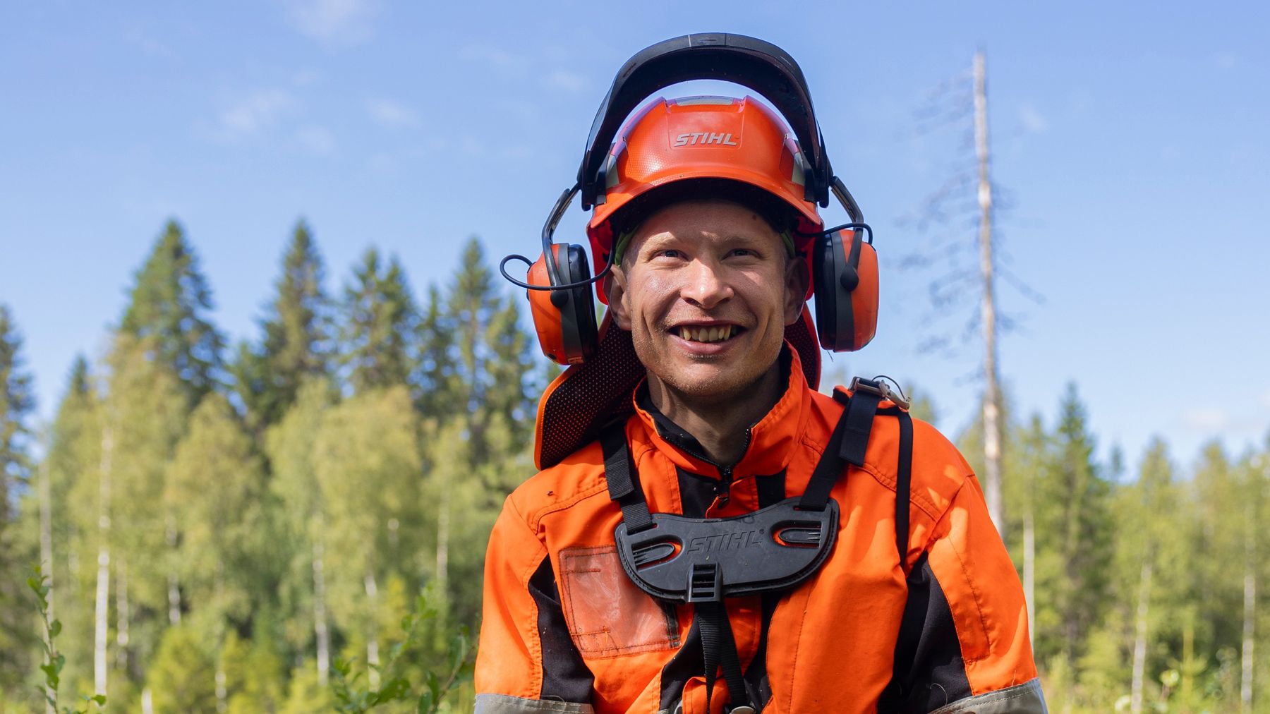 Entinen hiihtäjä Sami Lähdemäki raivaussahapalstalla Petäjävedellä elokuussa 2024.
