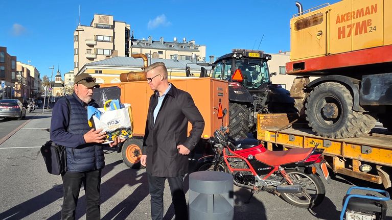 Två män som står på ett torg. 