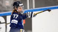 Susanna Tapani mailan kanssa. 