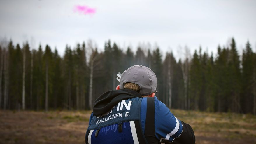 Eetu Kallioinen träffar en lerduva och ett rosa moln syns på himlen efter träffen.