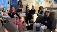 Nuoret nuorisotila Krissessä istumassa tuoleilla.
