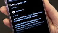 Puhelimen näytöllä Helsingin Sanomien sivusto, jossa lukee: juttu on poistettu.