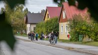 Lapsia kadulla omakotitalojen edessä.