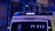 Poliisiauton vilkkuva valokyltti pimeässä yössä.