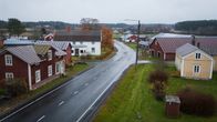 Vanhoja rakennuksia tien varrella maaseutumaisella alueella.