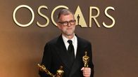 Paul Thomas Anderson poseeraa kolmen Oscar-palkinnon kanssa.