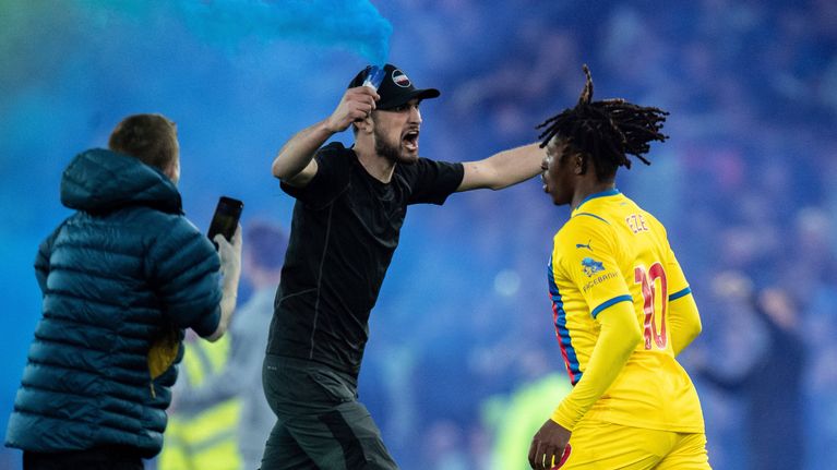 Sarjapaikan säilyminen sai Everton-fanit ryntäämään kentälle – Crystal ...