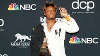 rap-artisti Juice-Wrld seisoo ja vilkuttaa