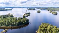 Ilmakuva järvestä, jossa on paljon saaria.