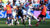 Leandro Paredes hyökkäsi Eric Garcian kimppuun.