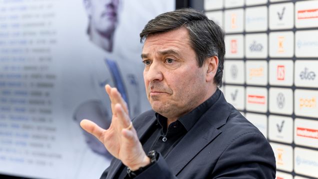 Palloliiton pääsihteeri Marco Casagrande nostaa kättä ja katsoo vasemmalle.