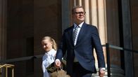 Pääministeri Petteri Orpo Säätytalon portailla.