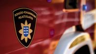 Oulu-Koillismaan pelastuslaitoksen paloauton etuovi, jossa kyljessä teippaus.