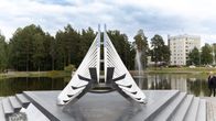 Matti Nykäsen muistomerkki "höyhen" julkistettiin Jyväskylässä 7.9. Kuvassa näkyy teräksestä valmistettu muistomerkki.