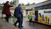 Ihmisiä siirretään bussiin Savonlinnassa järjestetyssä evakuointiharjoituksessa.