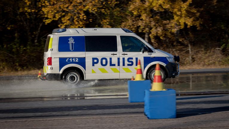 Poliisit ajoharjoituksissa Polamkissa.
