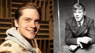Pyry Kähkönen hymyilee kameralle. Nuori Vesa-Matti Loiri poseeraa istuen. 