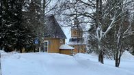 Lemin kirkko ja kellotapuli talvisessa maisemassa.