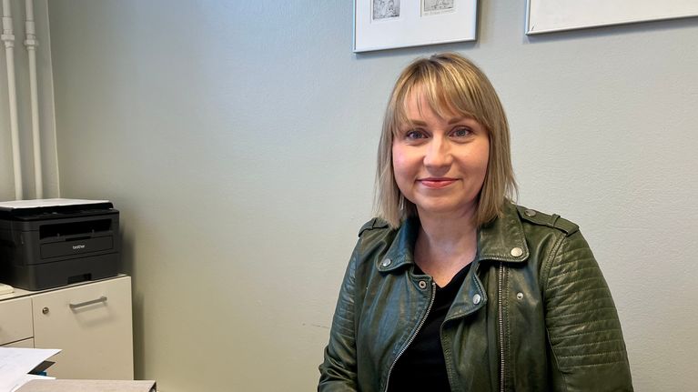 Kalevan lukion rehtori Anne-Mari Jussila istuu työhuoneessaan ja katsoo kameraan ensimmäisen lakkopäivän aamuna 23.4.2024.