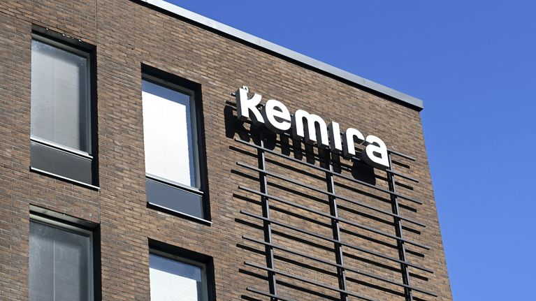 Kemiran logo rakennuksen seinässä.