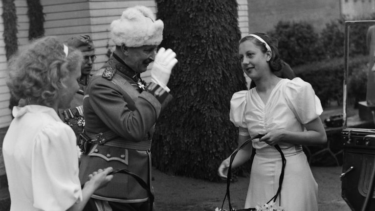 Carl Gustaf Mannerheim utanför sitt hem i Brunnsparken i Helsingfors på sin 70-årsdag 4.6.1937.