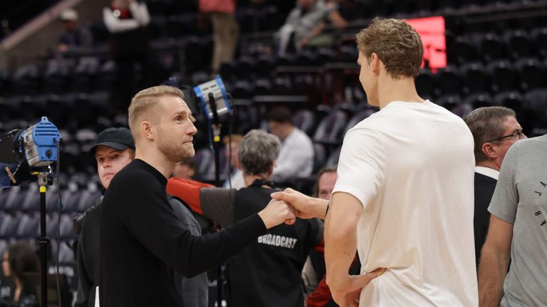 Tuomas Iisalo ja Lauri Markkanen kättelevät.