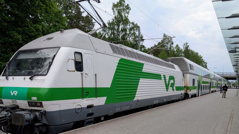 Ett tåg från VR (Finlands järnvägsoperatör) står vid perrongen redo för avfärd. 