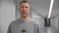 SDP:n kansanedustaja, psykoterapeutti Ville Merinen sisäkäytävällä seisten kameraan katsoen YLE:n tiloissa.