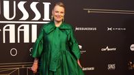 Arja Saijonmaa poserar på röda mattan.
