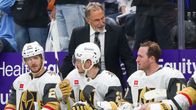 John Tortorella ja jääkiekkopelaajia.