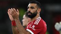 Mohamed Salah från Liverpool tackar fansen efter en match i Premier League.