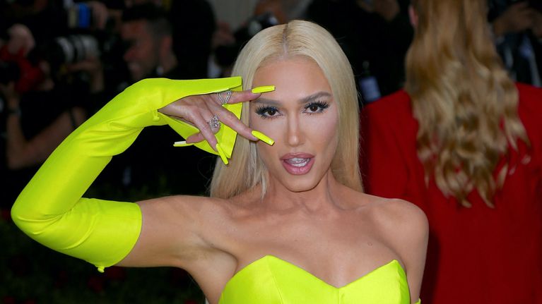Gwen Stefani  neonvihreässä mekossaan.