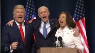 Parodikaraktärer i SNL av Joe Biden, Kamala Harris och Donnald Trump som står vid en talarstol. 