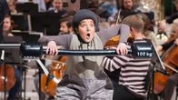 Radion sinfoniaorkesterin Piilometsän soitinsatu-konsertin kohtaus, jossa siili nostelee käsipainoa.