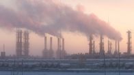 Rysk gasindustri i Yuzhno Russkoye. Stora pipor spyr ut rök i ett vintrigt industrilandskap. 