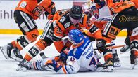 Heikki Huttunen trycker ned Otto Rauhala mot isen.