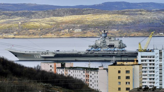 Venäläinen sota-alus Admiral Kuznetsov Murmanskin satamassa.