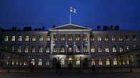 Presidentin linna iltavalaistuksessa, Suomen lippu katolla.