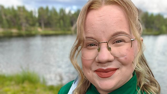 Irene Fofonoff kolttasaamelainen puku päällä.