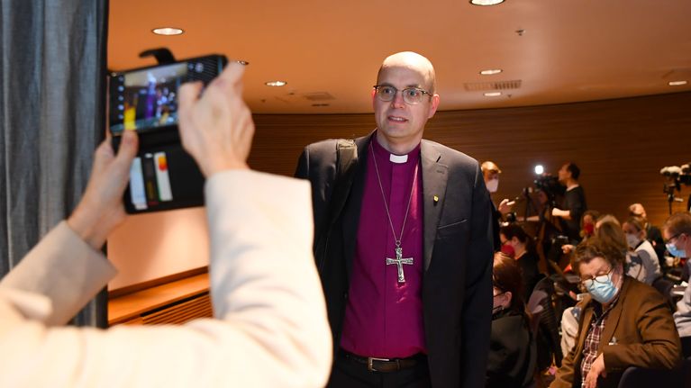 Juhana Pohjola pikkuparlamentin kansalaisinfon tiloissa. 