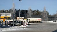 Bilar vid en laddstation för elbilar.