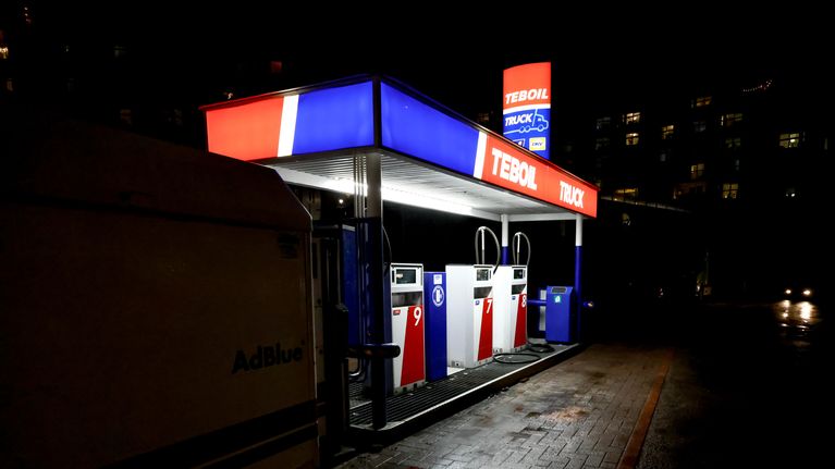 Teboils bränslepunpar i nattmörker. 