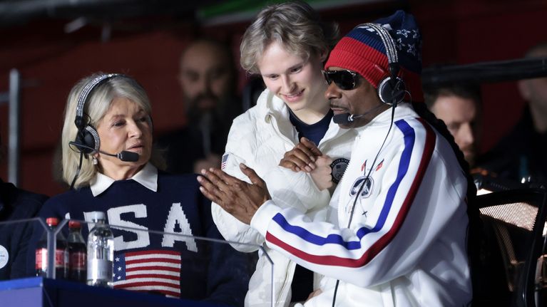 Snoop Dogg,  taitoluistelija Ilia Malinin ja Martha Stewart selostamassa naisten taitoluistelua Milanon olympialaisissa.